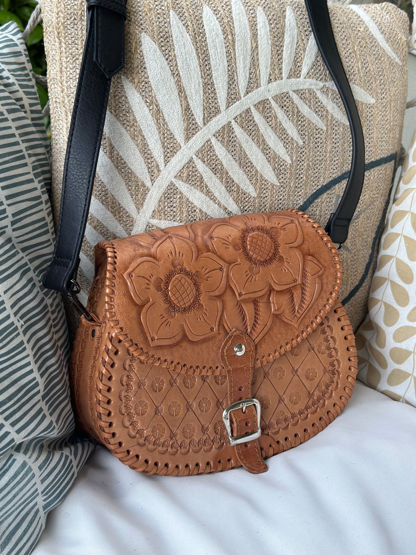 Sac bandoulière cuir artisanal camel gravé fleurs
