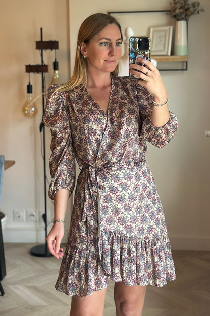 Belle robe coupe portefeuille à motifs fleuris T.36