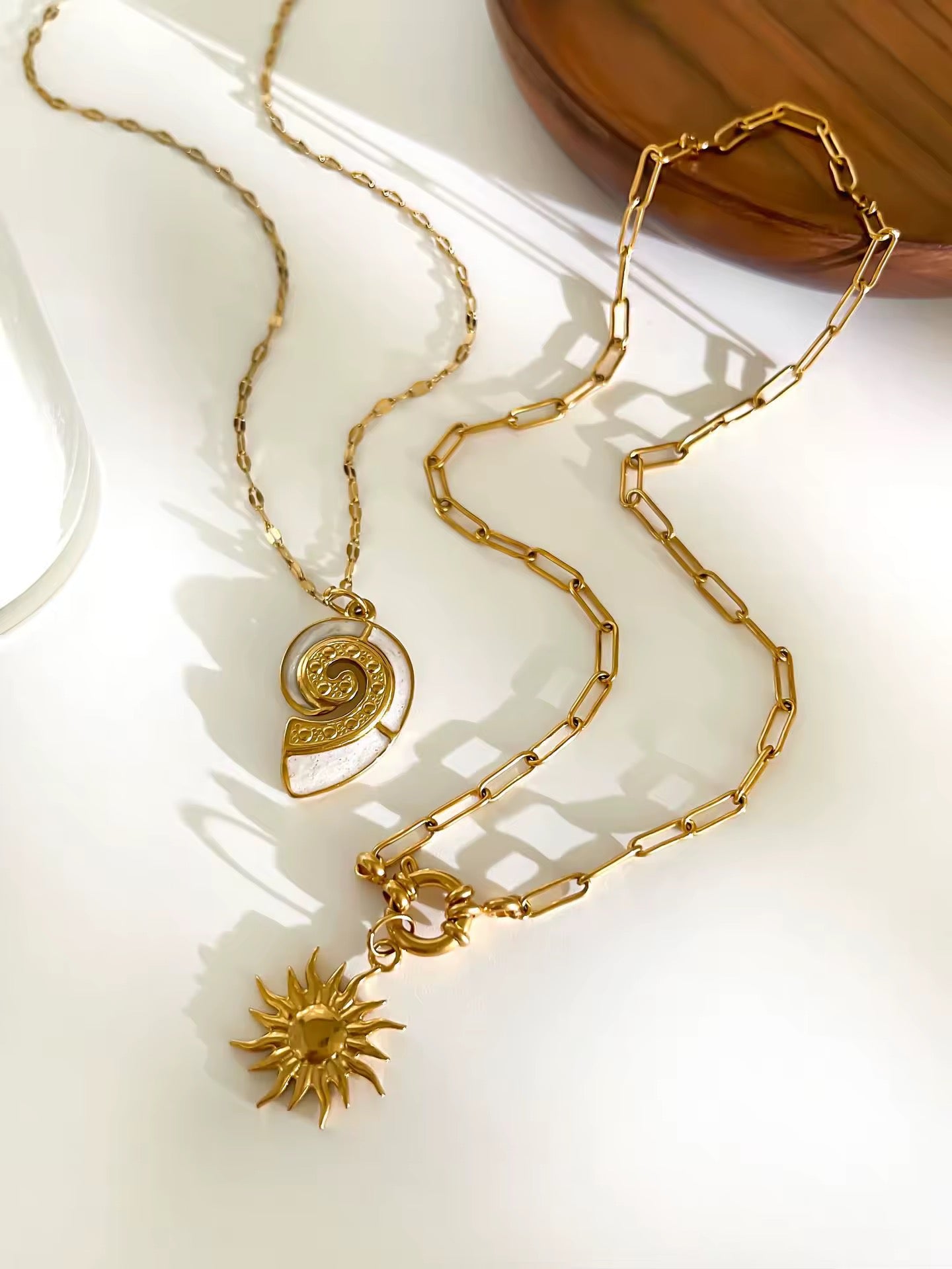 ✨ Duo de colliers dorés “Soleil & Coquillage” – Acier inoxydable (vendus ensemble)