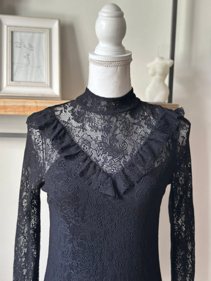 Top noir en dentelle T.34