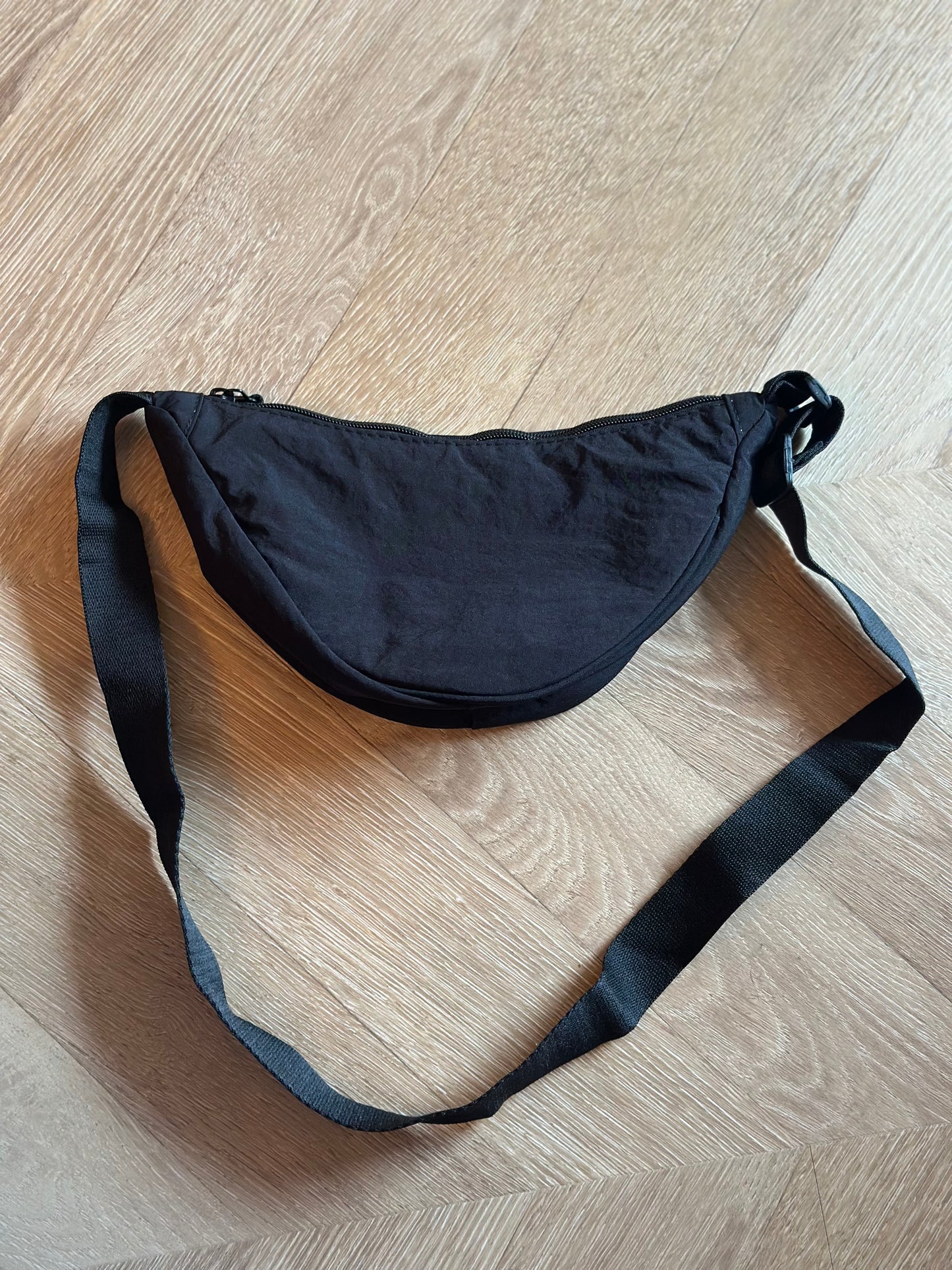 Sac bandoulière demi-lune noir en toile