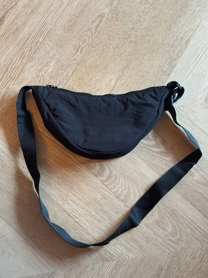 Sac bandoulière demi-lune noir en toile