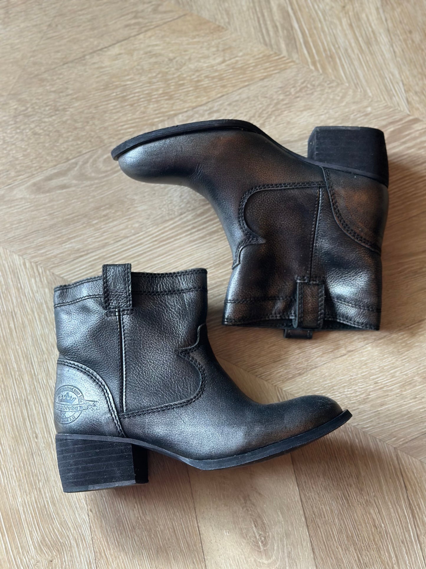 Bottines cuir noir talon P.37