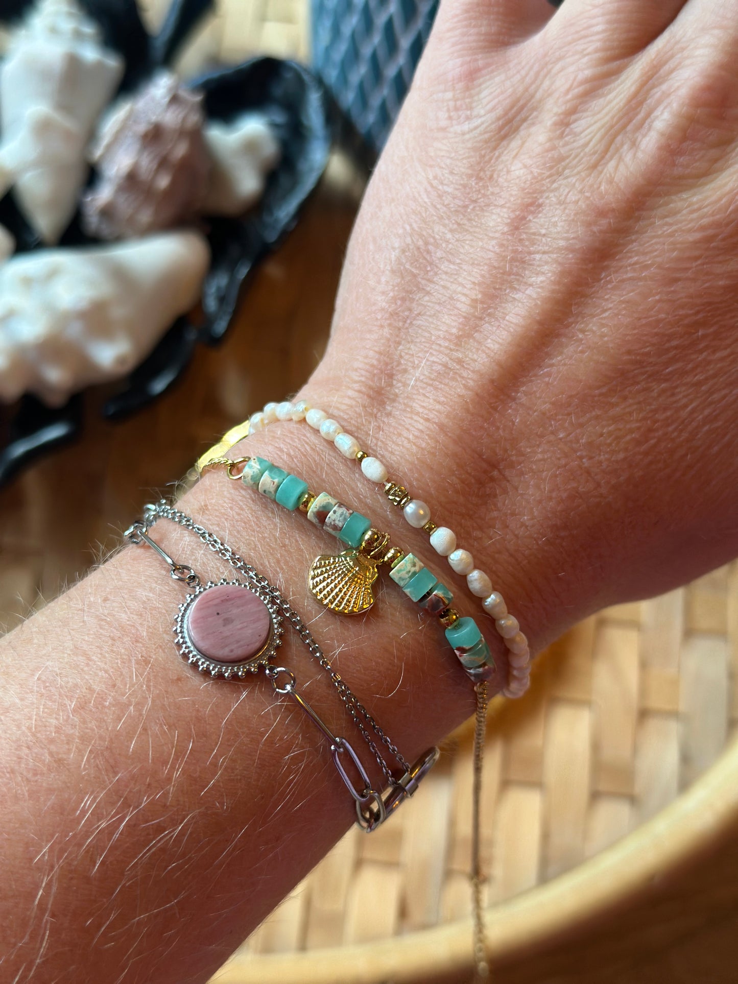 Bracelet neuf en acier inoxydable – Coquillage doré & perles bleues