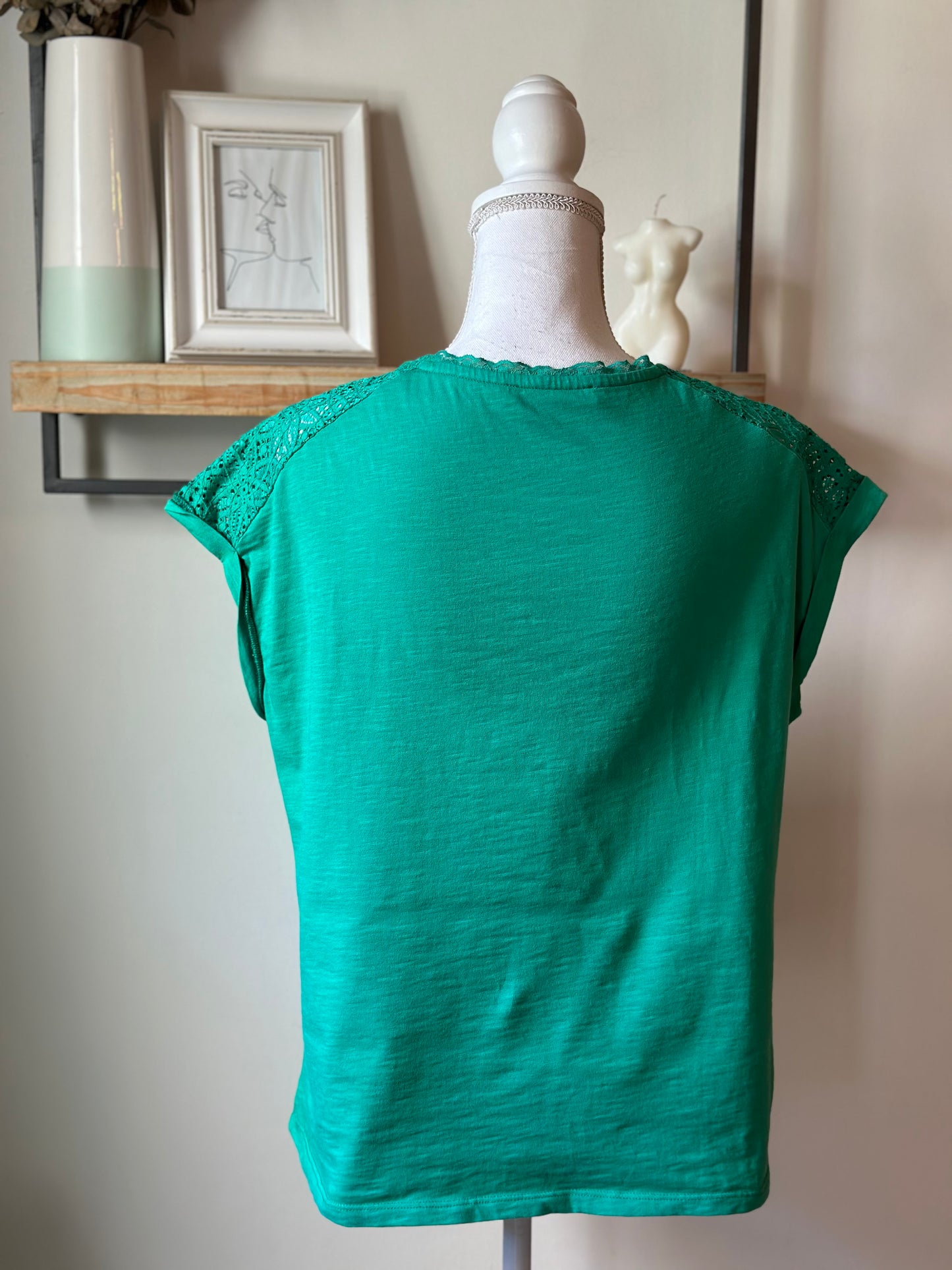 Top dentelle épaules vert en coton T.40
