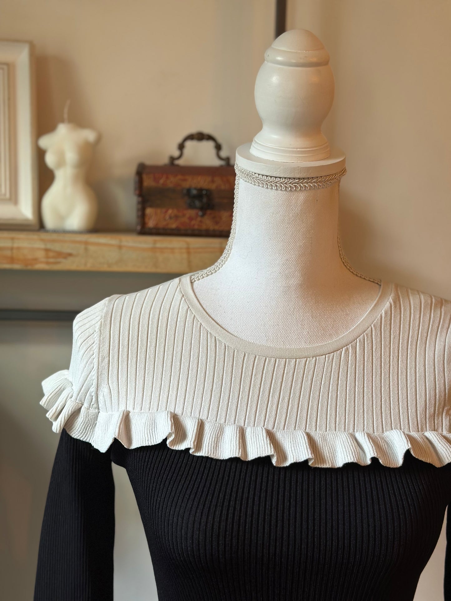 Robe en maille côtelée bicolore à volants T.38