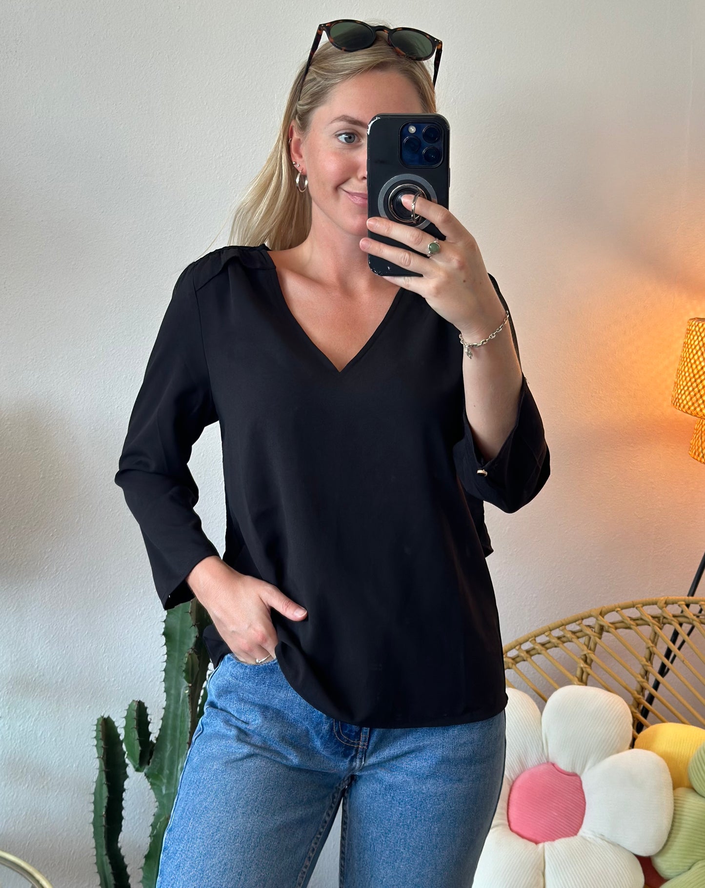 Blouse fluide noire avec dentelle fleurie au dos, T.38