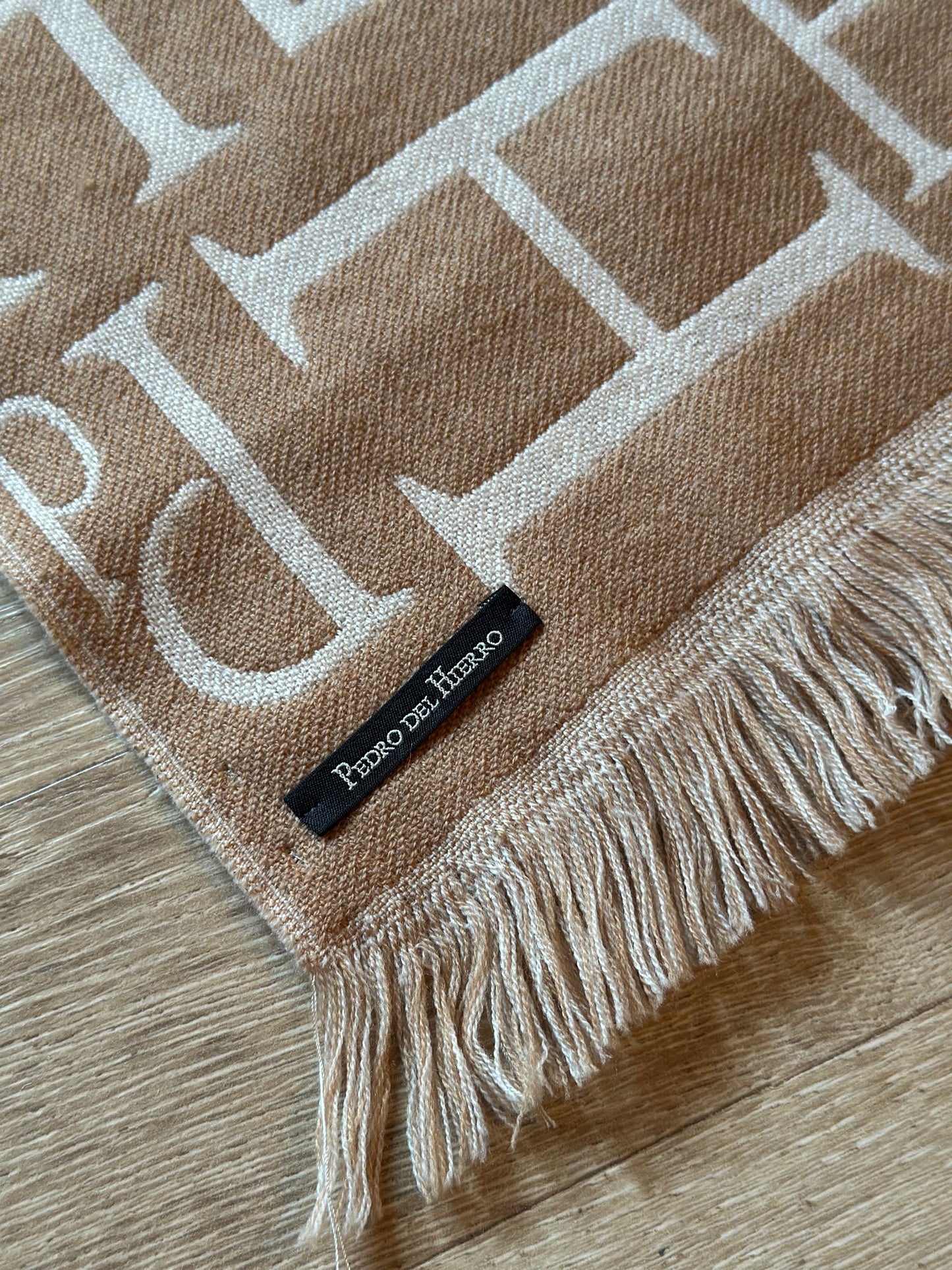 Écharpe Pedro del Hierro monogramme beige écru laine