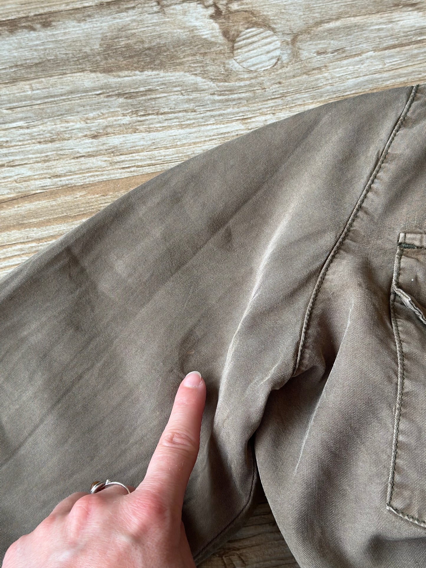 Veste chemise kaki avec broderie fleurie colorée au dos T.40