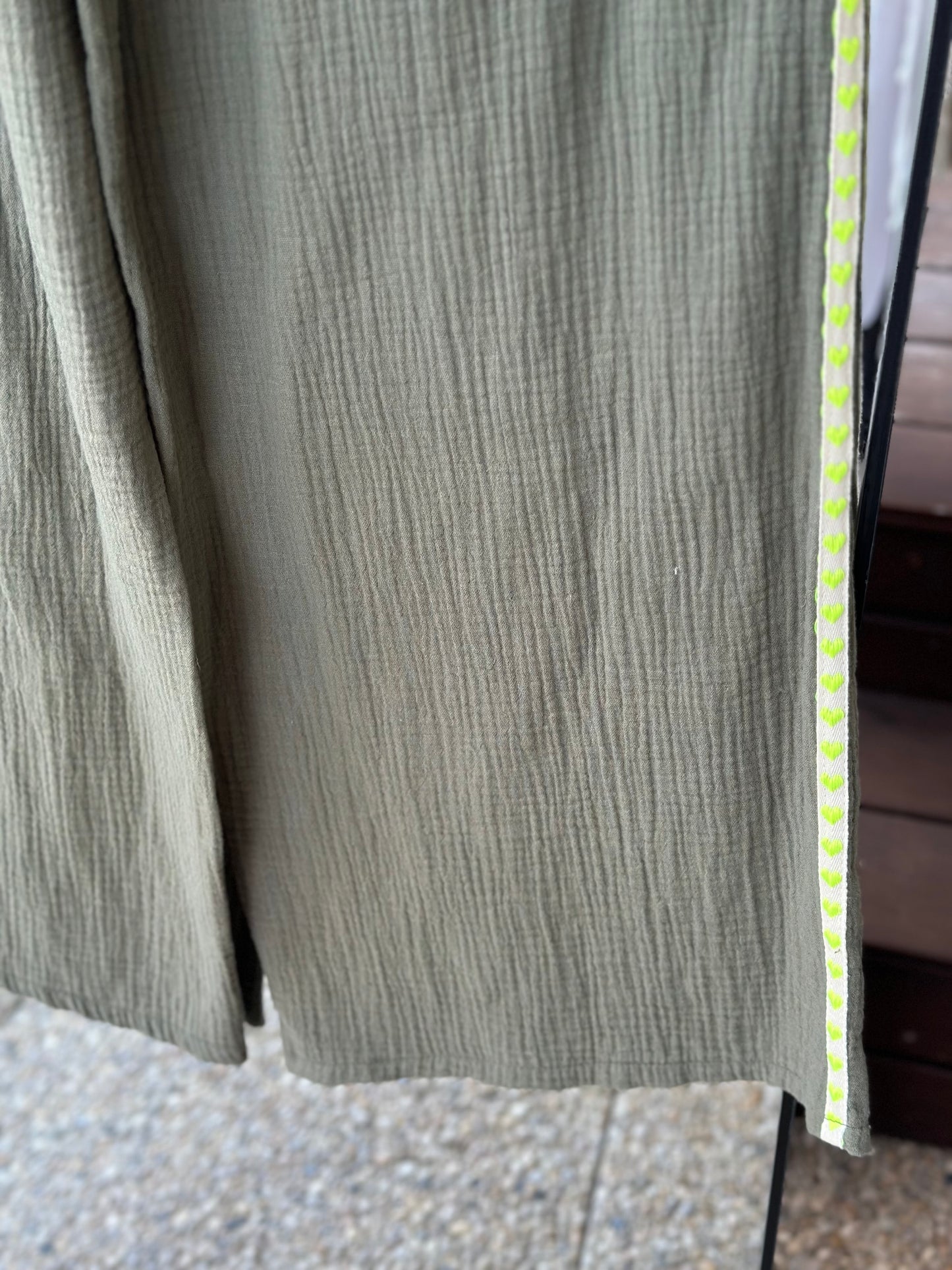 Pantalon en gaze de coton Made in Italy kaki brodé arc-en-ciel – T.U 36 à 44
