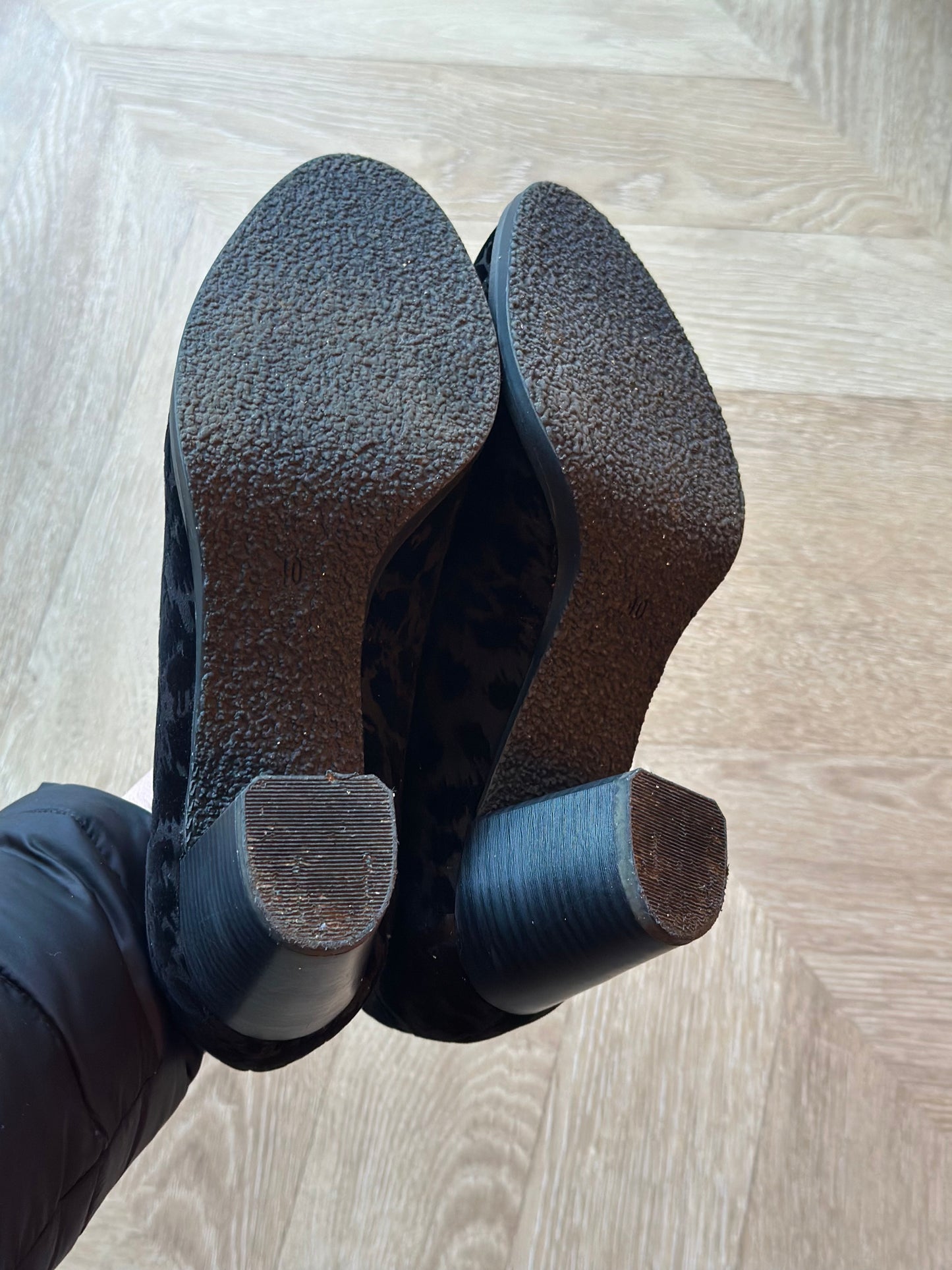 Escarpins noirs motif ton sur ton talon bloc – T.40