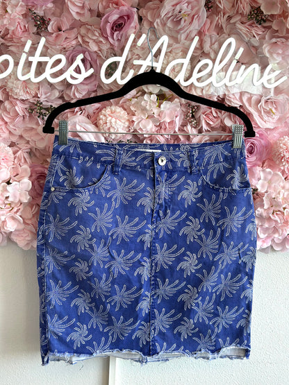 Jupe en jean bleu avec imprimé feuilles blanches style palmiers T.40