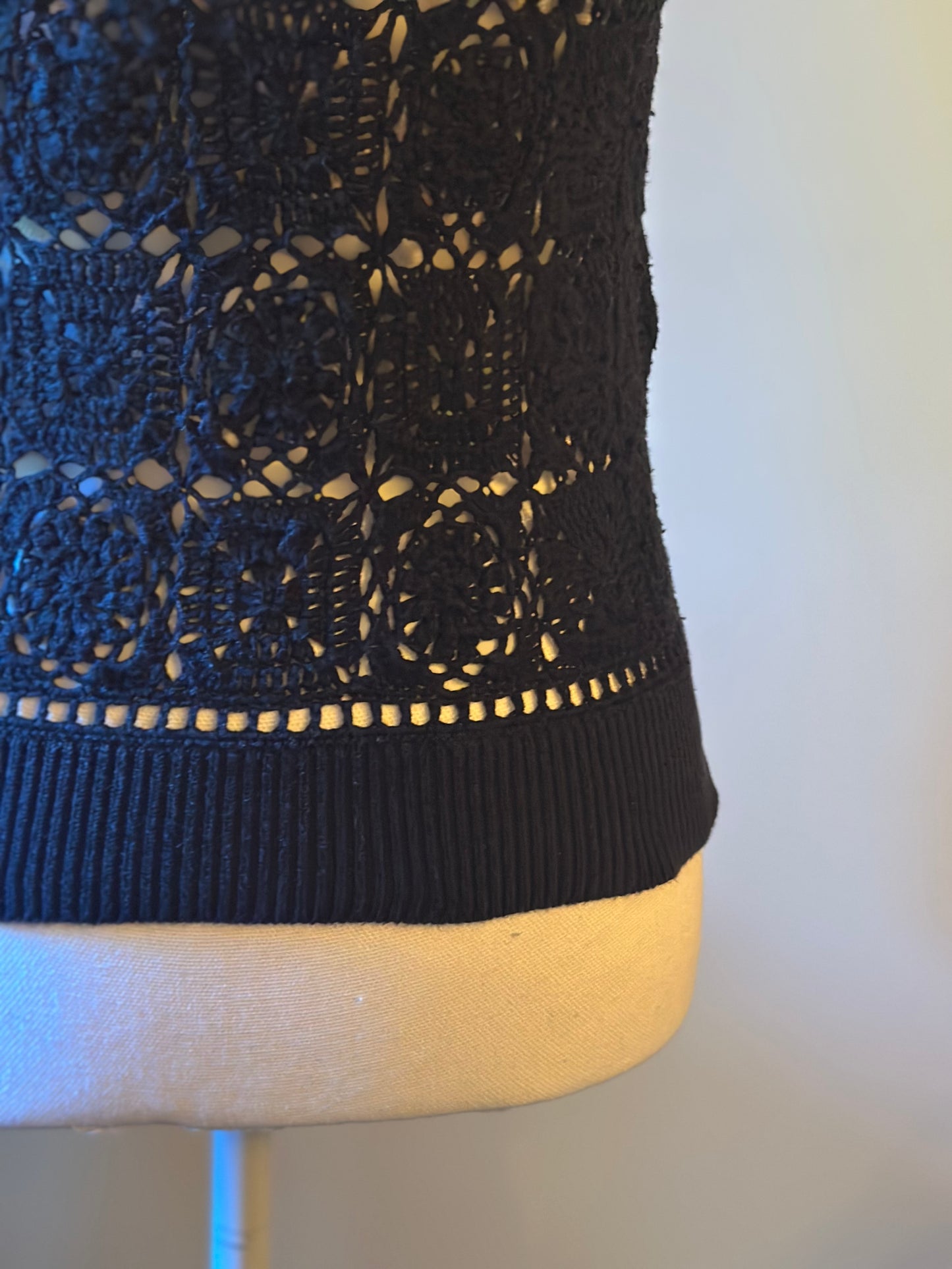 Cardigan sans manches au crochet noir T.34/36