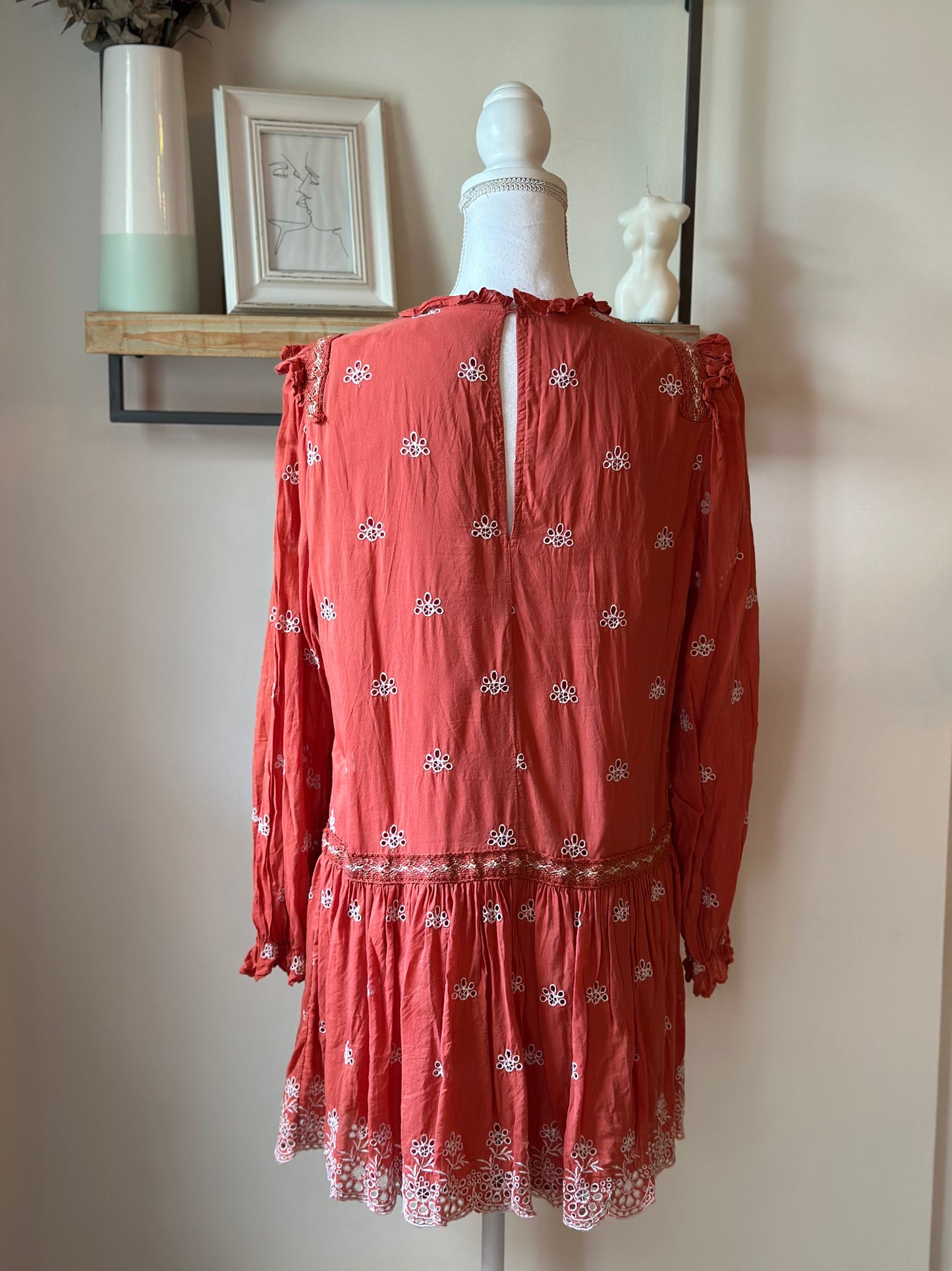 Robe bohème corail brodée fleurs blanches T.36