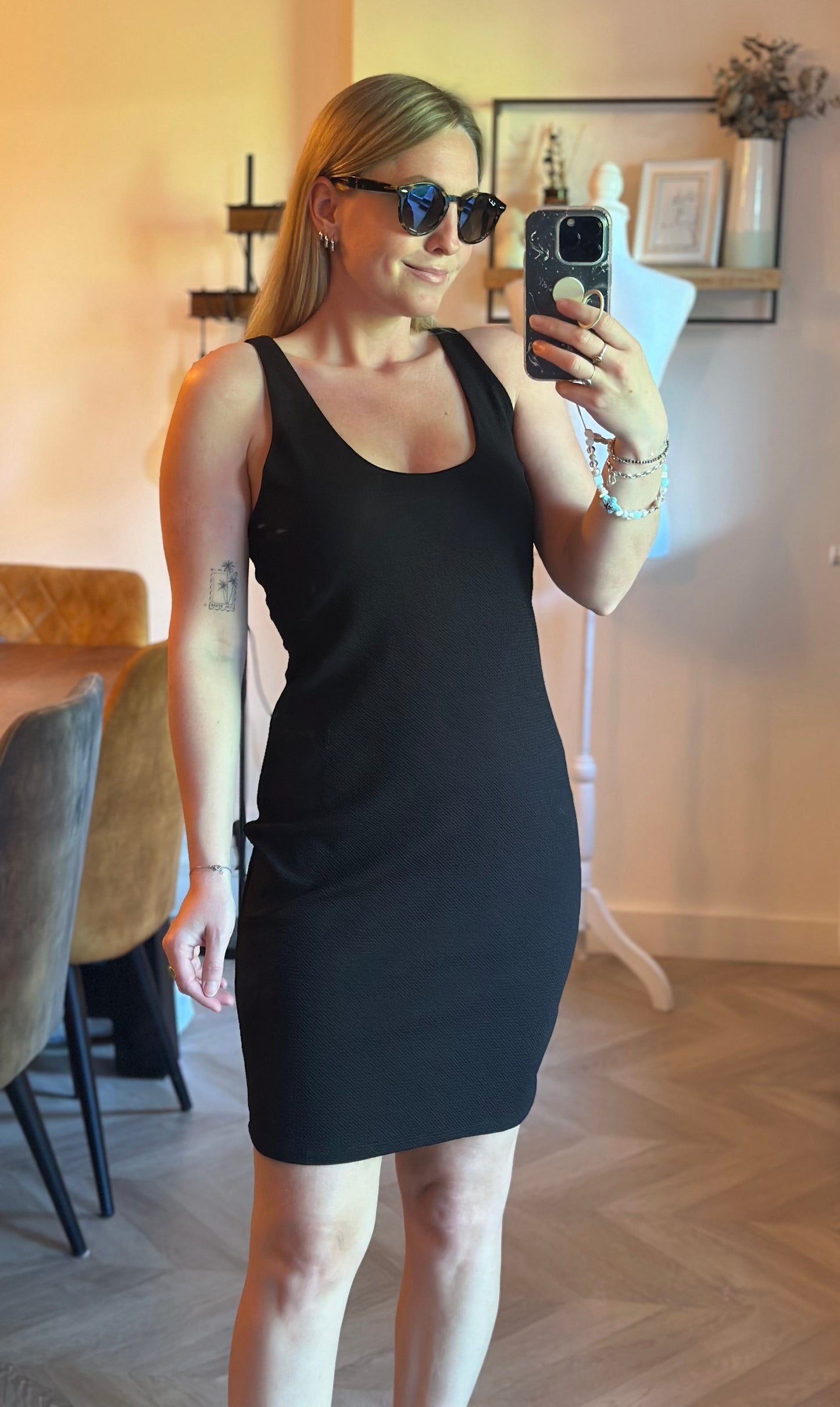 Robe courte noire dos ouvert texturée T.38