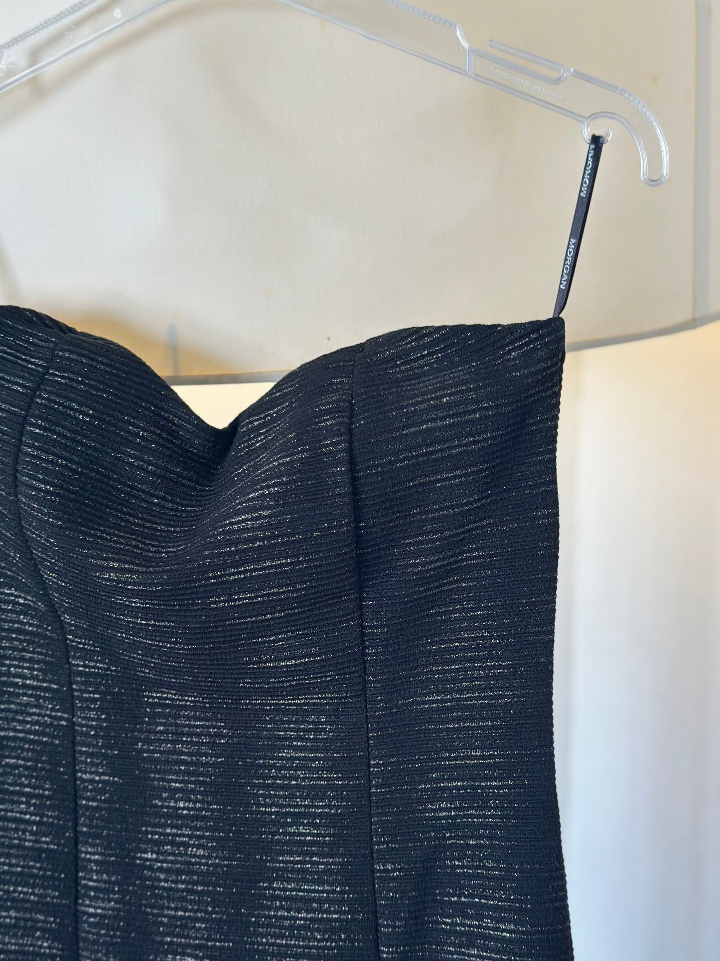 Belle robe bustier noire près du corps, légèrement pailletée T.34 neuve