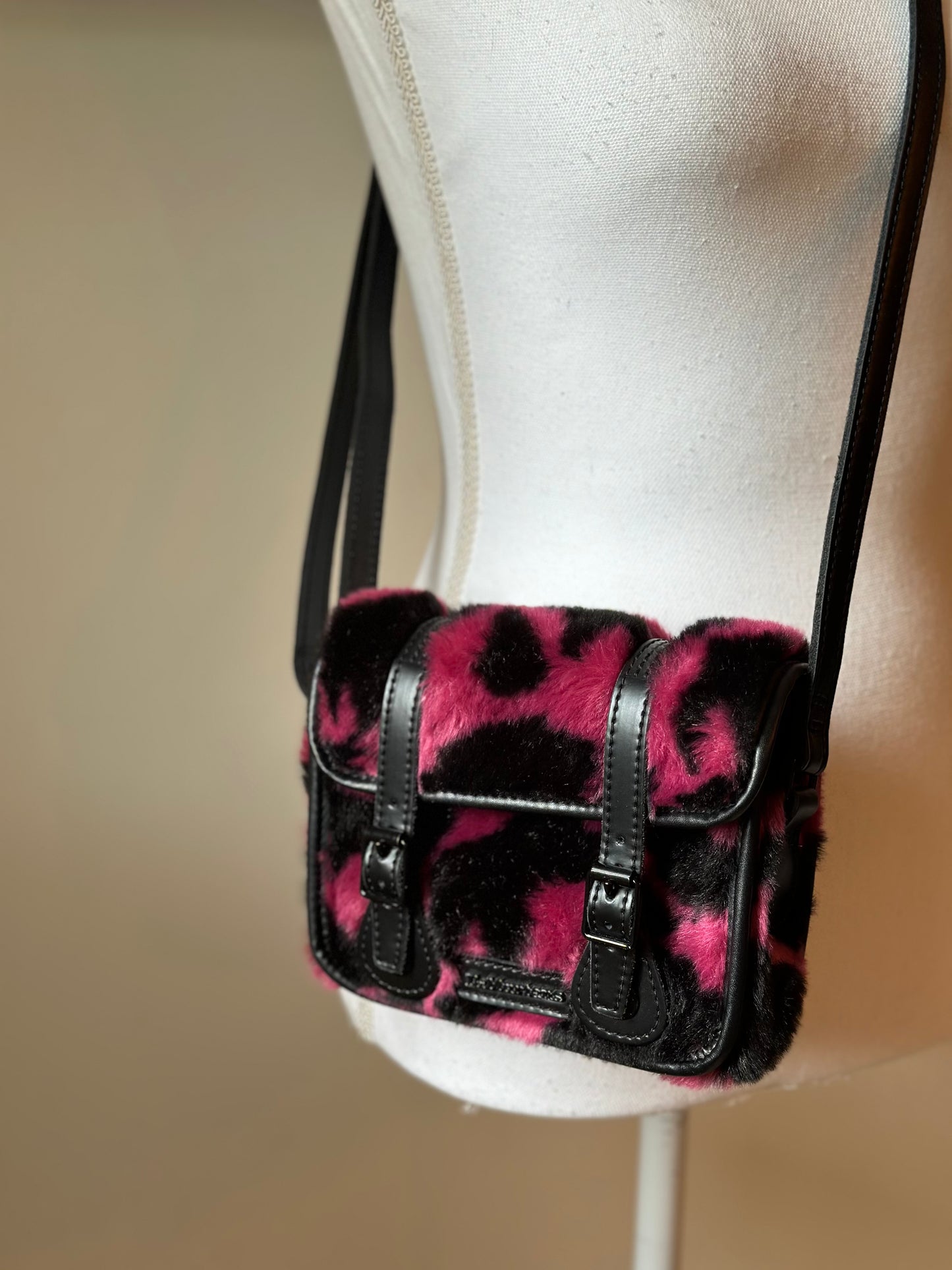 Sac bandoulière imprimé vache rose noir Dr Martens
