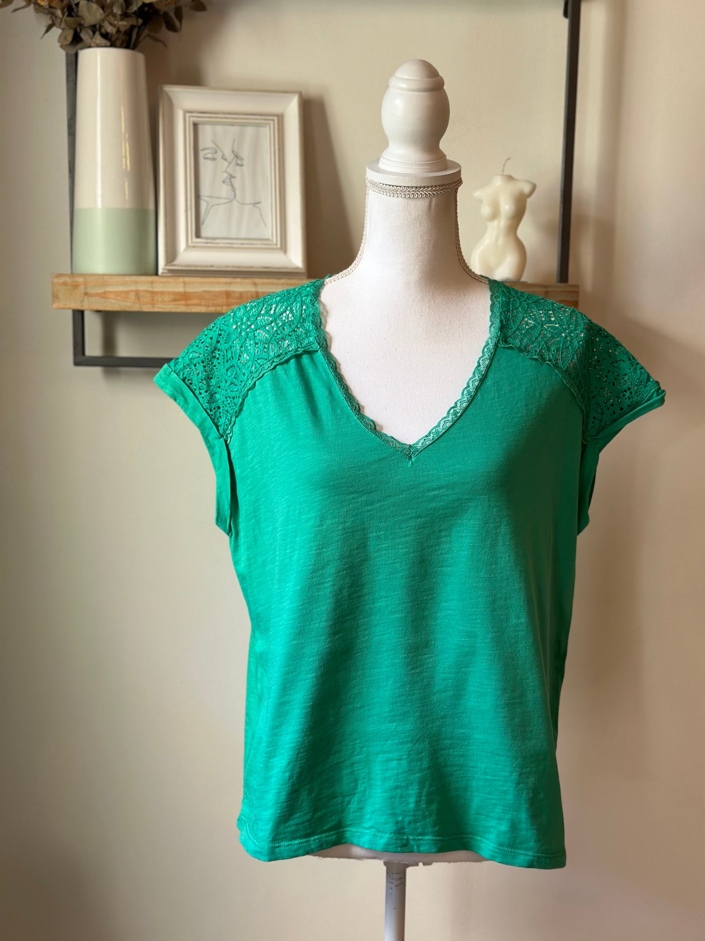 Top dentelle épaules vert en coton T.40