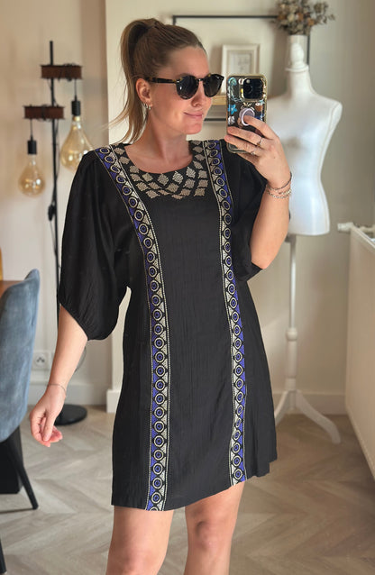 Robe noire brodée T.38