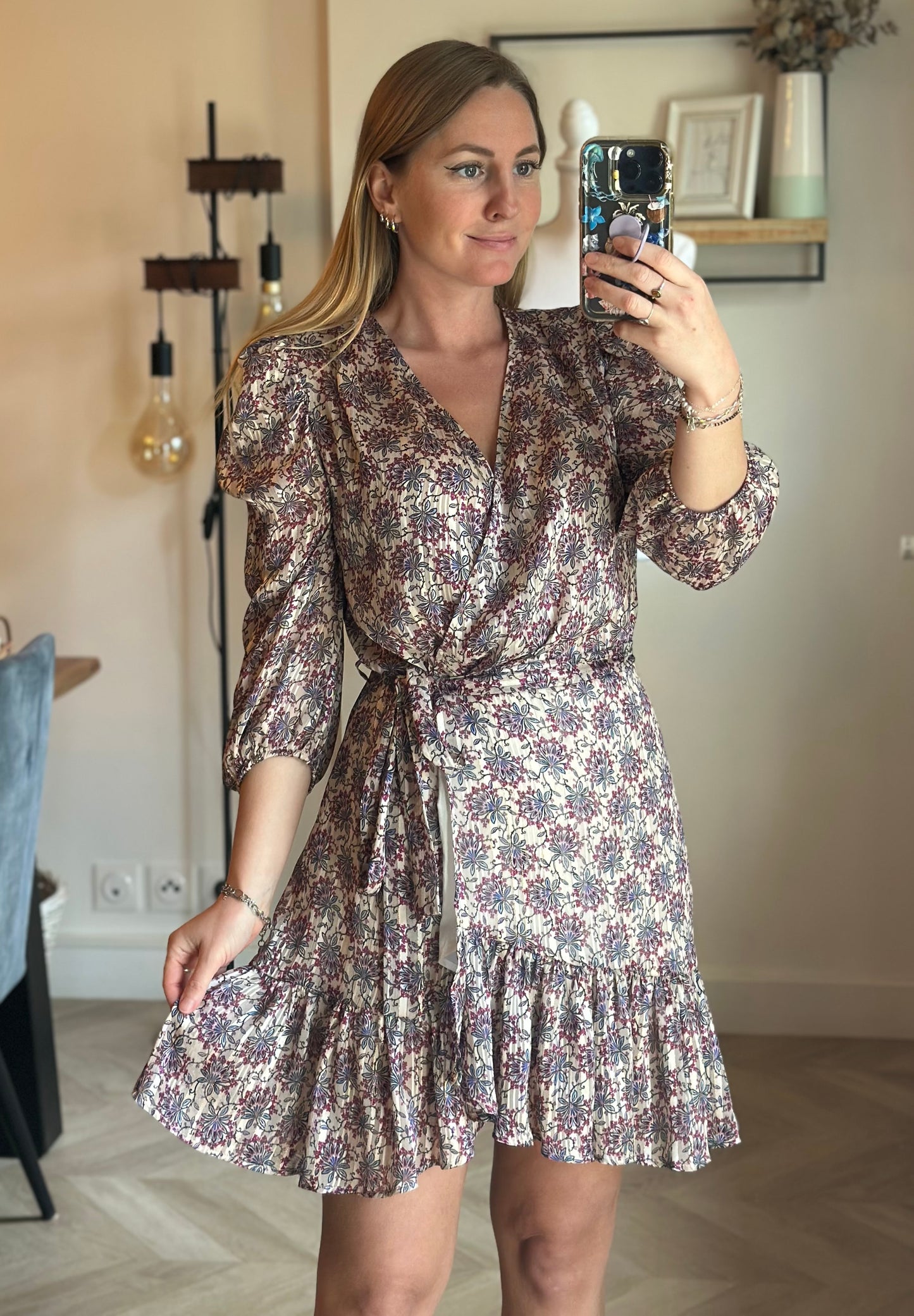 Belle robe coupe portefeuille à motifs fleuris T.36
