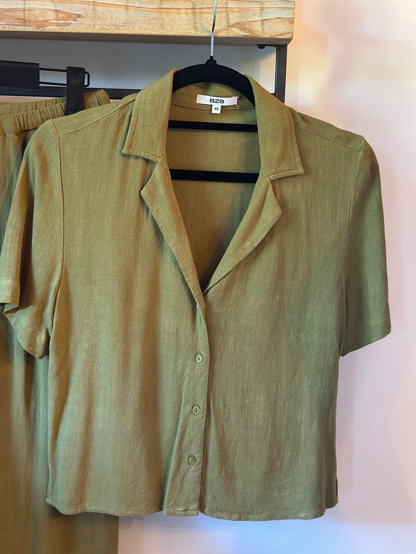 Ensemble pantalon large et chemise kaki en lin et viscose T.36