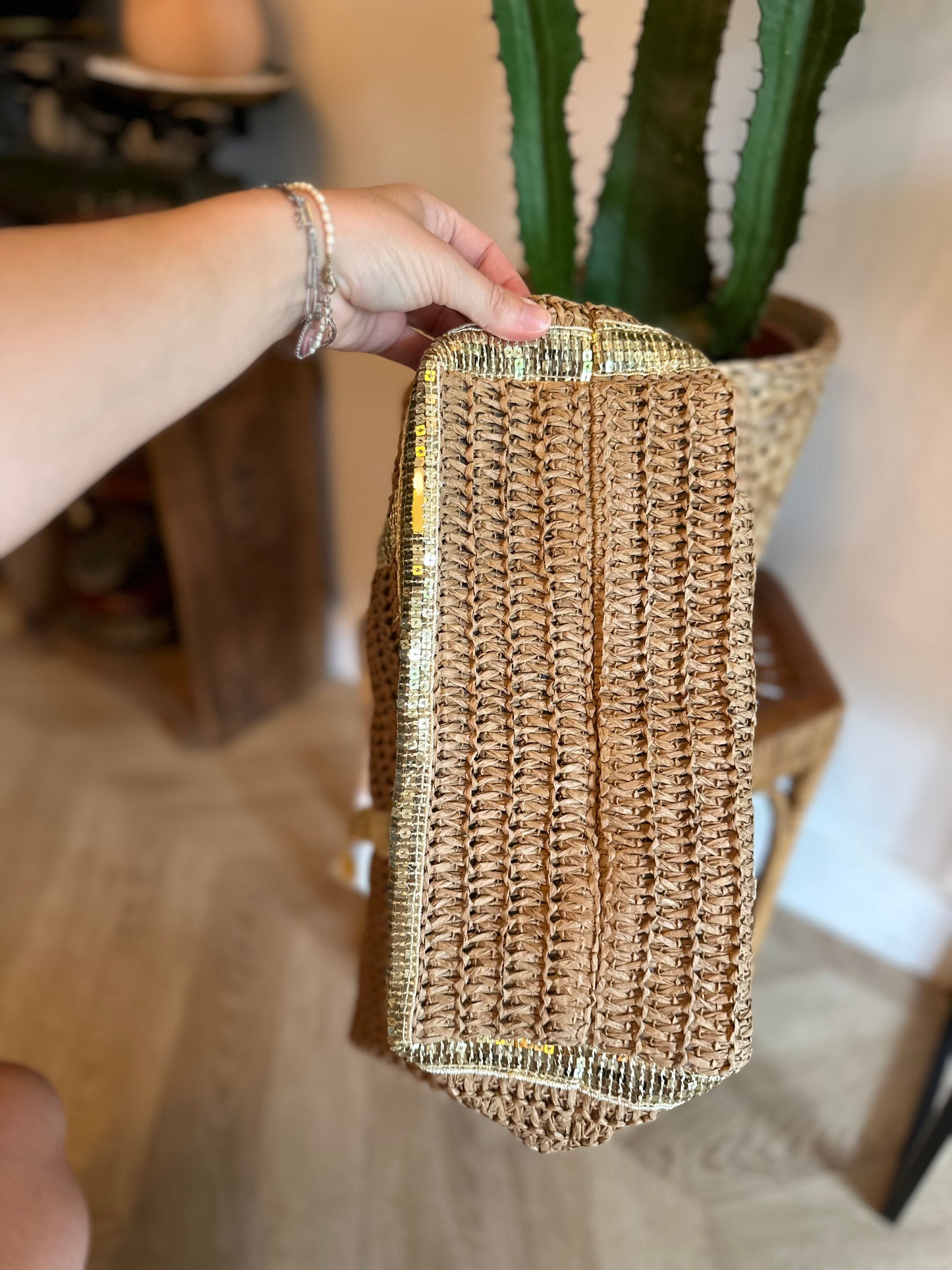 Grand cabas tressé avec détails dorés