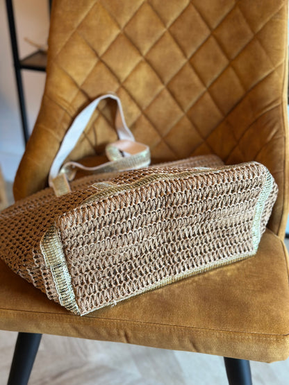 Grand cabas tressé avec détails dorés