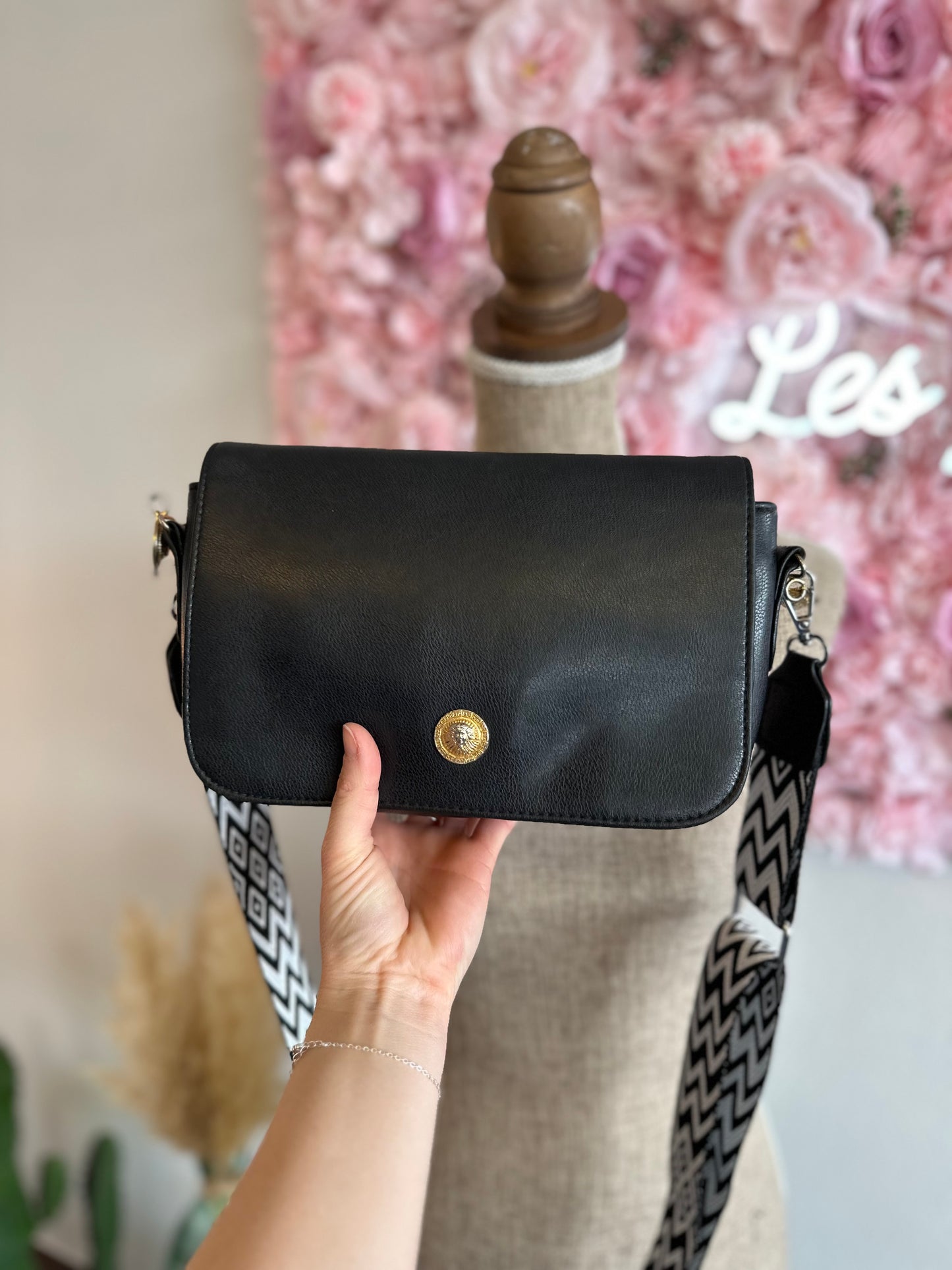 Sac en bandoulière noire en cuir avec détails dorés vintage