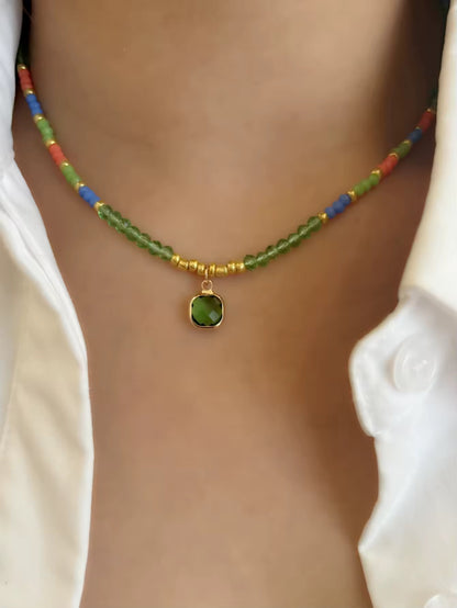 Collier perles colorées et pendentif vert – style été bohème