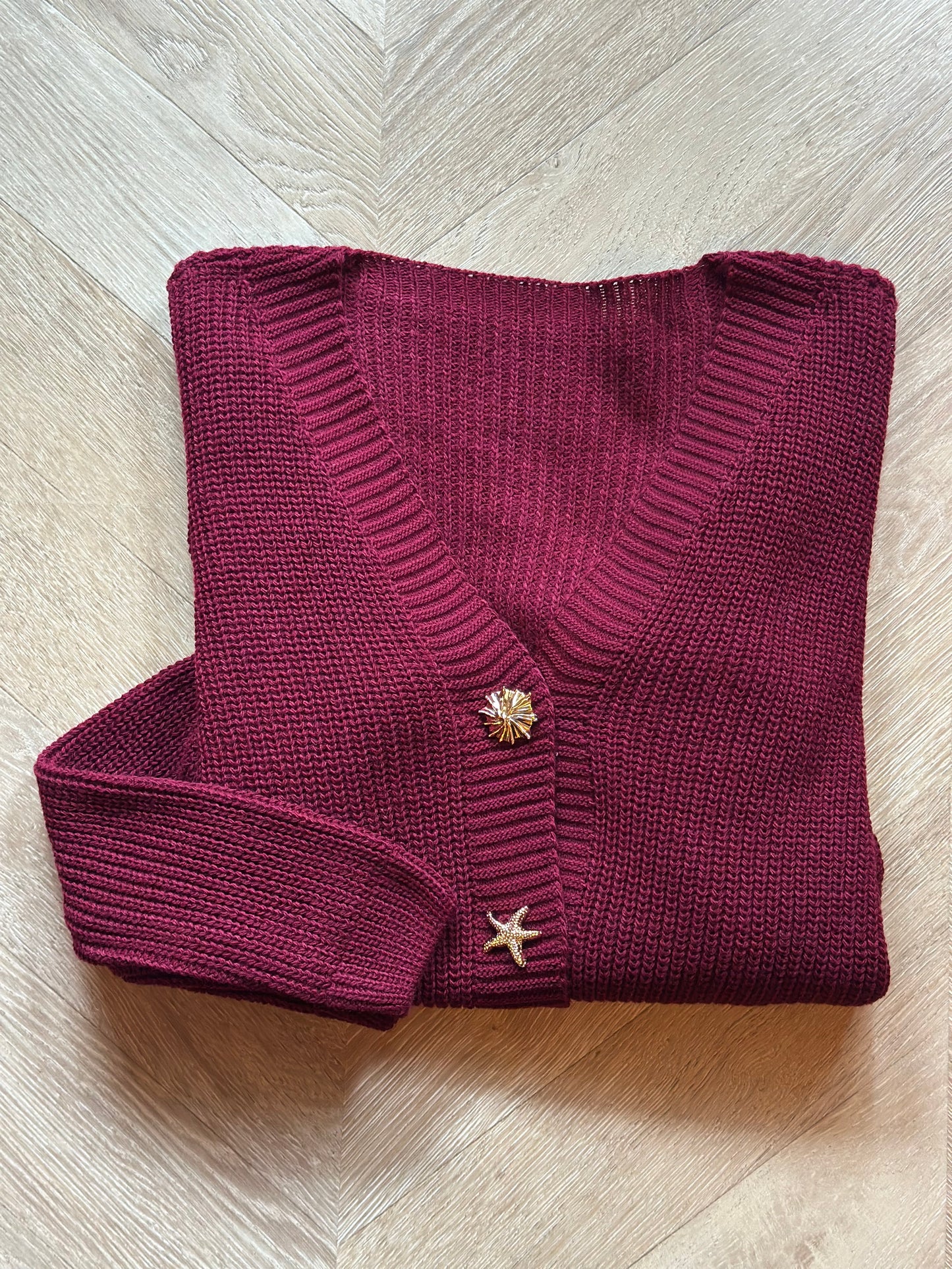 Gilet court maille bordeaux boutons bijoux dorés T.U (34 au 40)