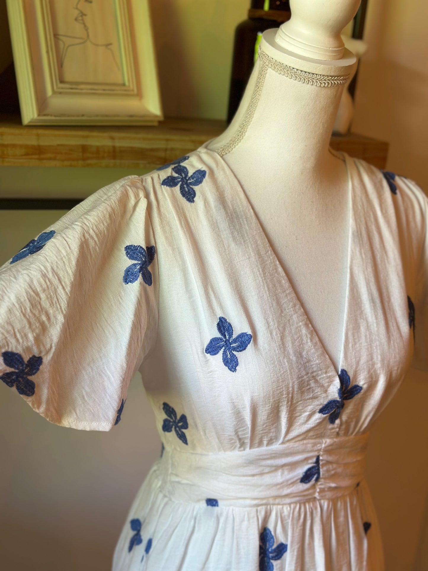 Robe blanche brodée bleue T.36/38