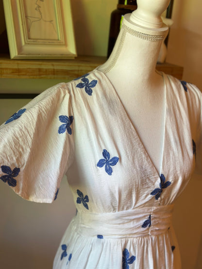 Robe blanche brodée bleue T.36/38