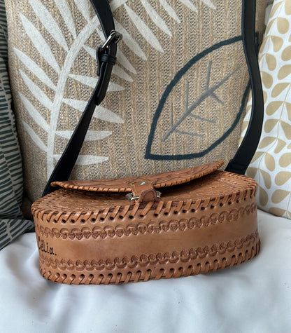 Sac bandoulière cuir artisanal camel gravé fleurs