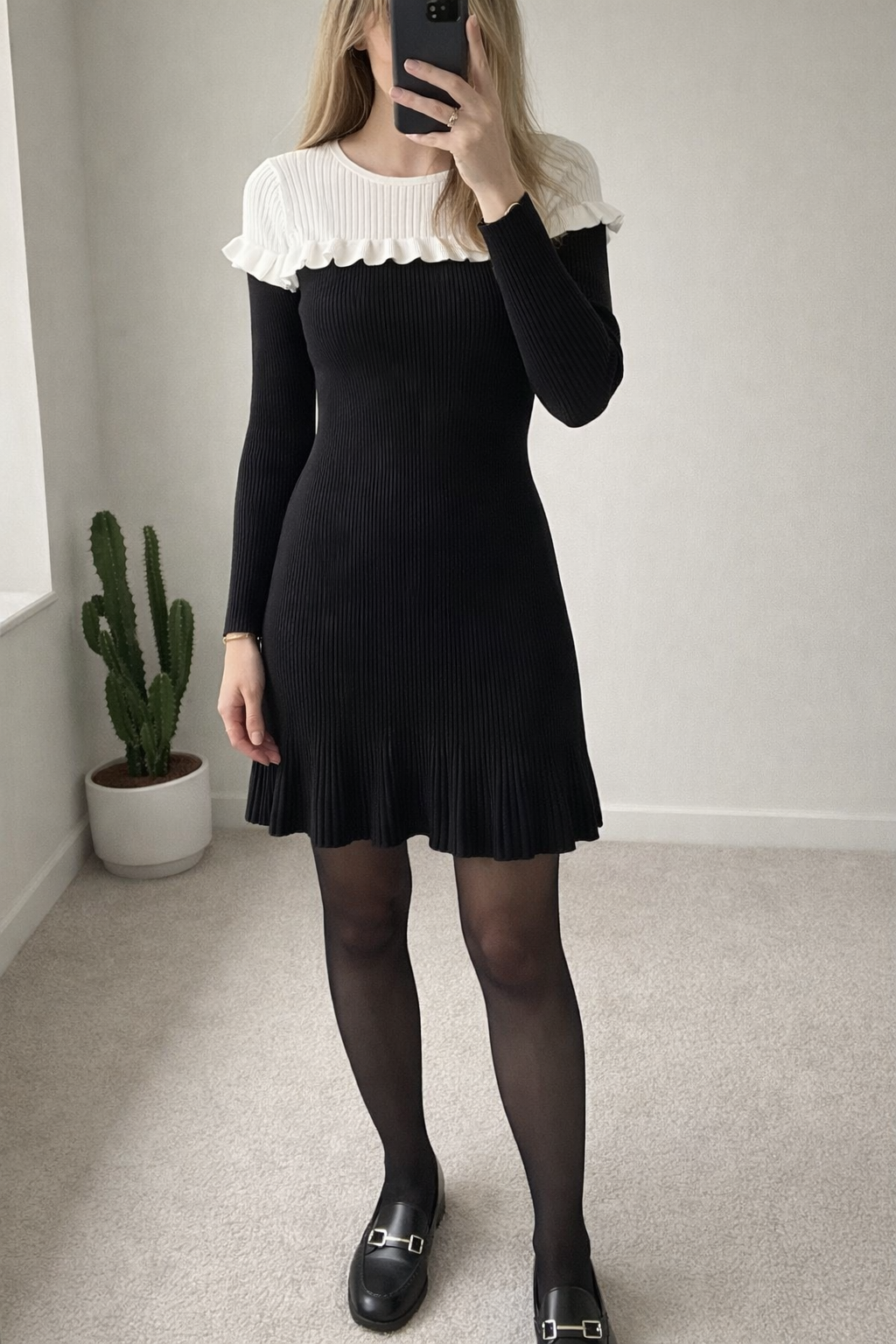 Robe en maille côtelée bicolore à volants T.38