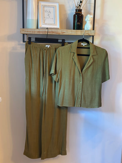Ensemble pantalon large et chemise kaki en lin et viscose T.36