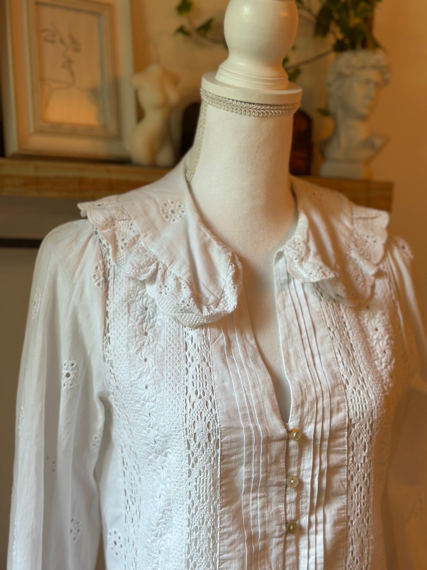 Blouse blanche broderies florales et dentelle T.34