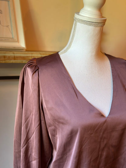 Blouse effet satiné marron clair col V satin T.40