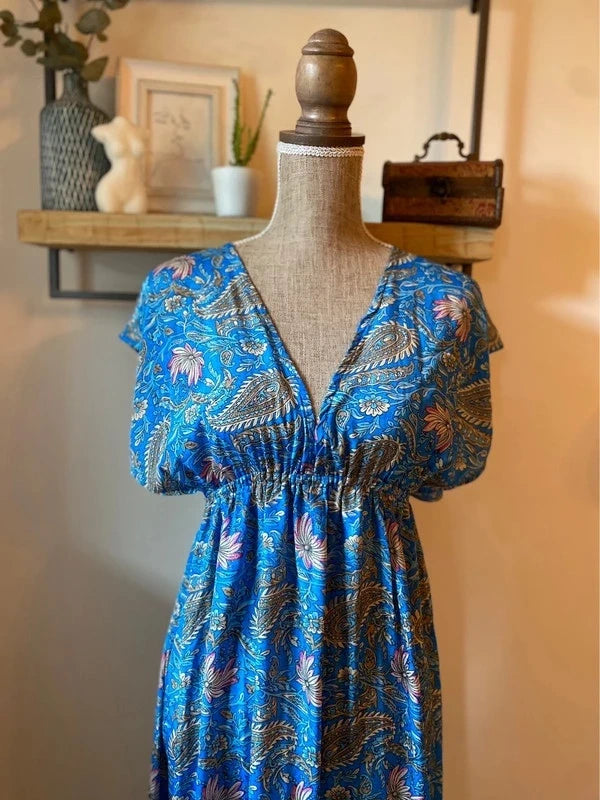 Belle robe longue motifs bleus fleuris T.U