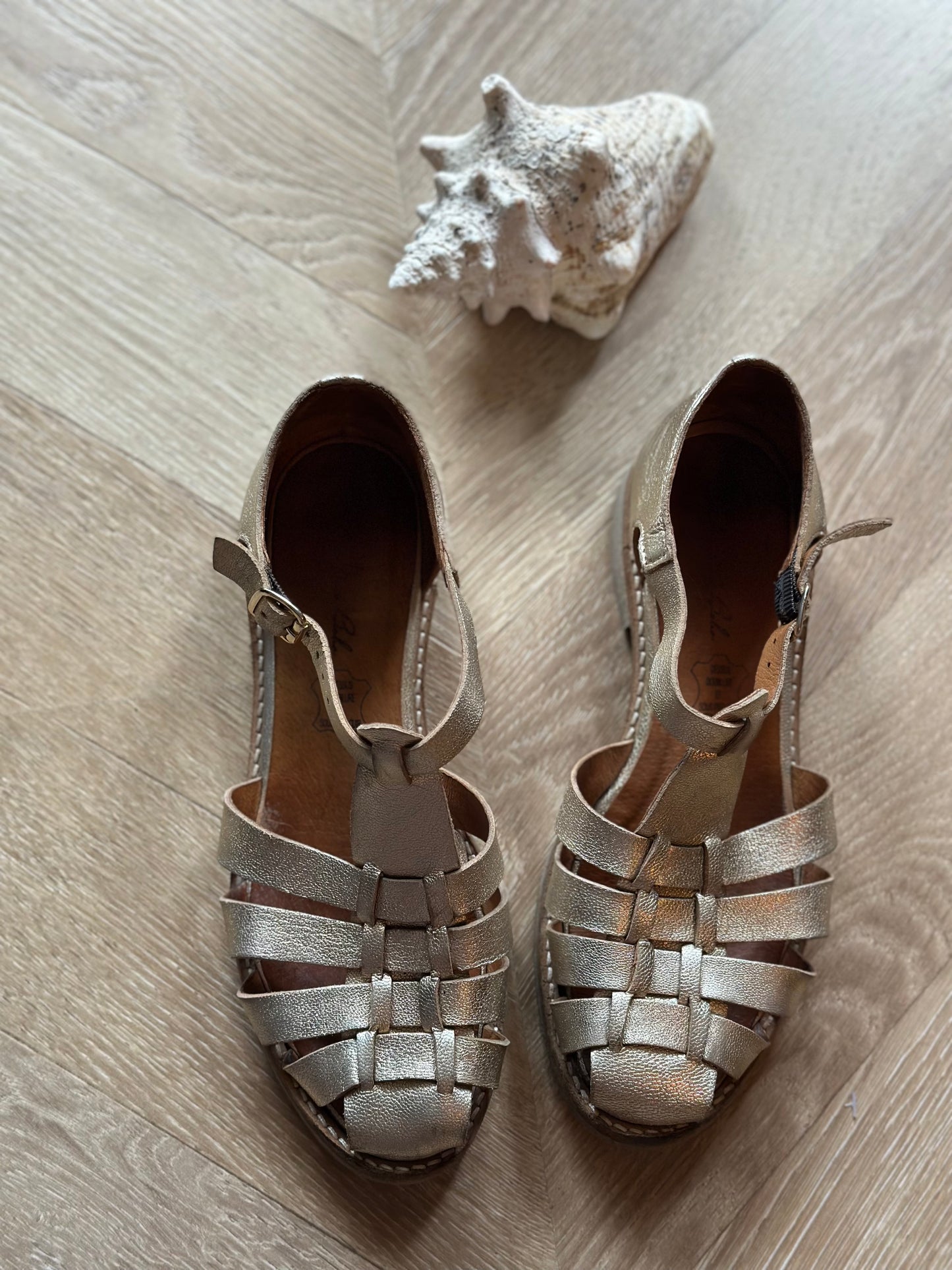 Sandales dorées en cuir T.36