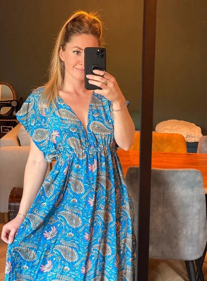 Belle robe longue motifs bleus fleuris T.U