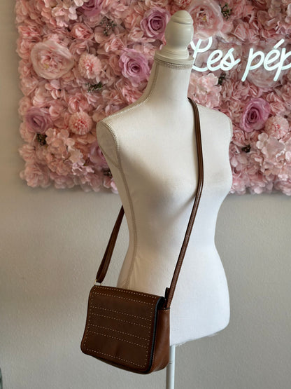 Sac bandoulière en cuir marron avec détails métalliques