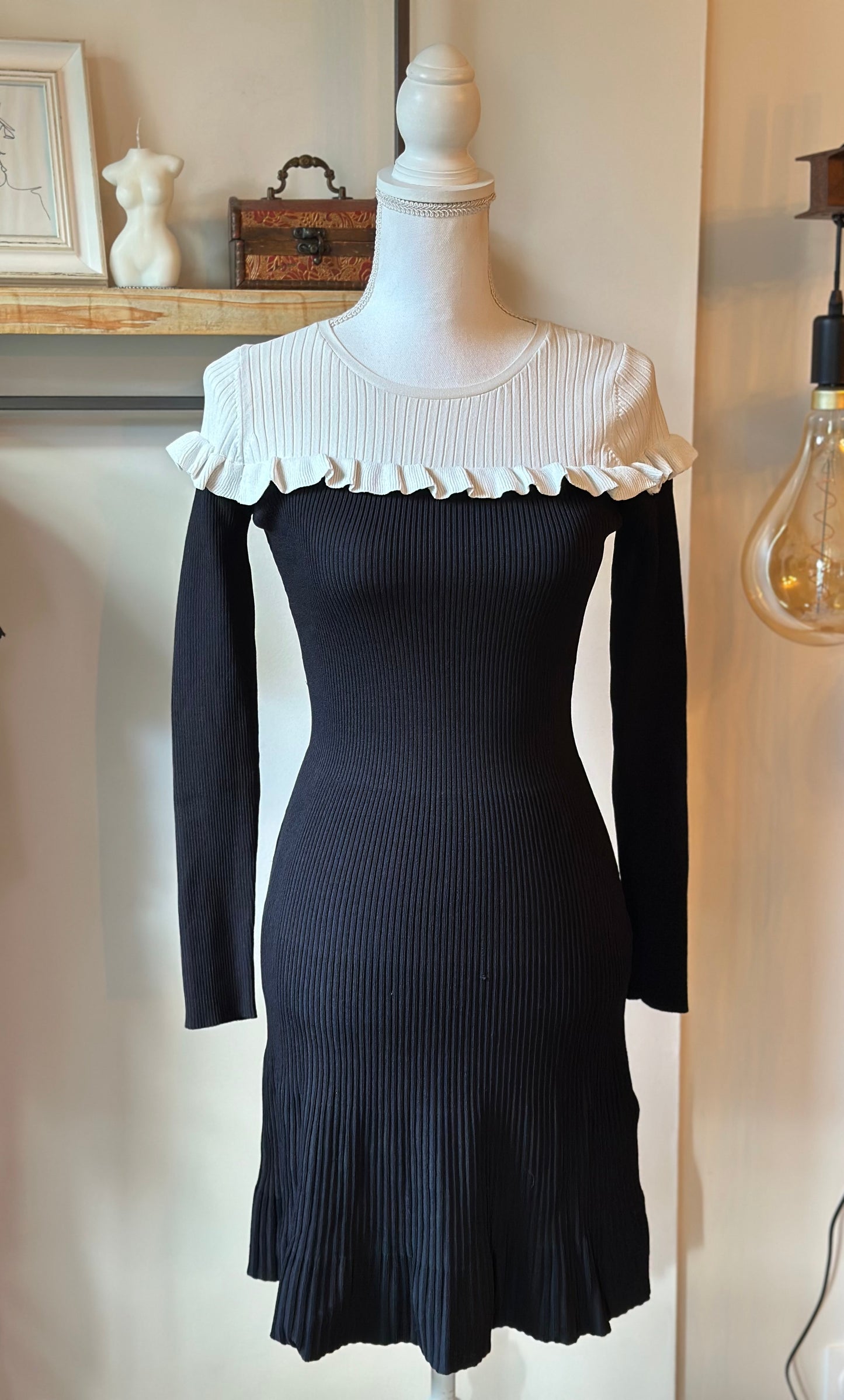 Robe en maille côtelée bicolore à volants T.38