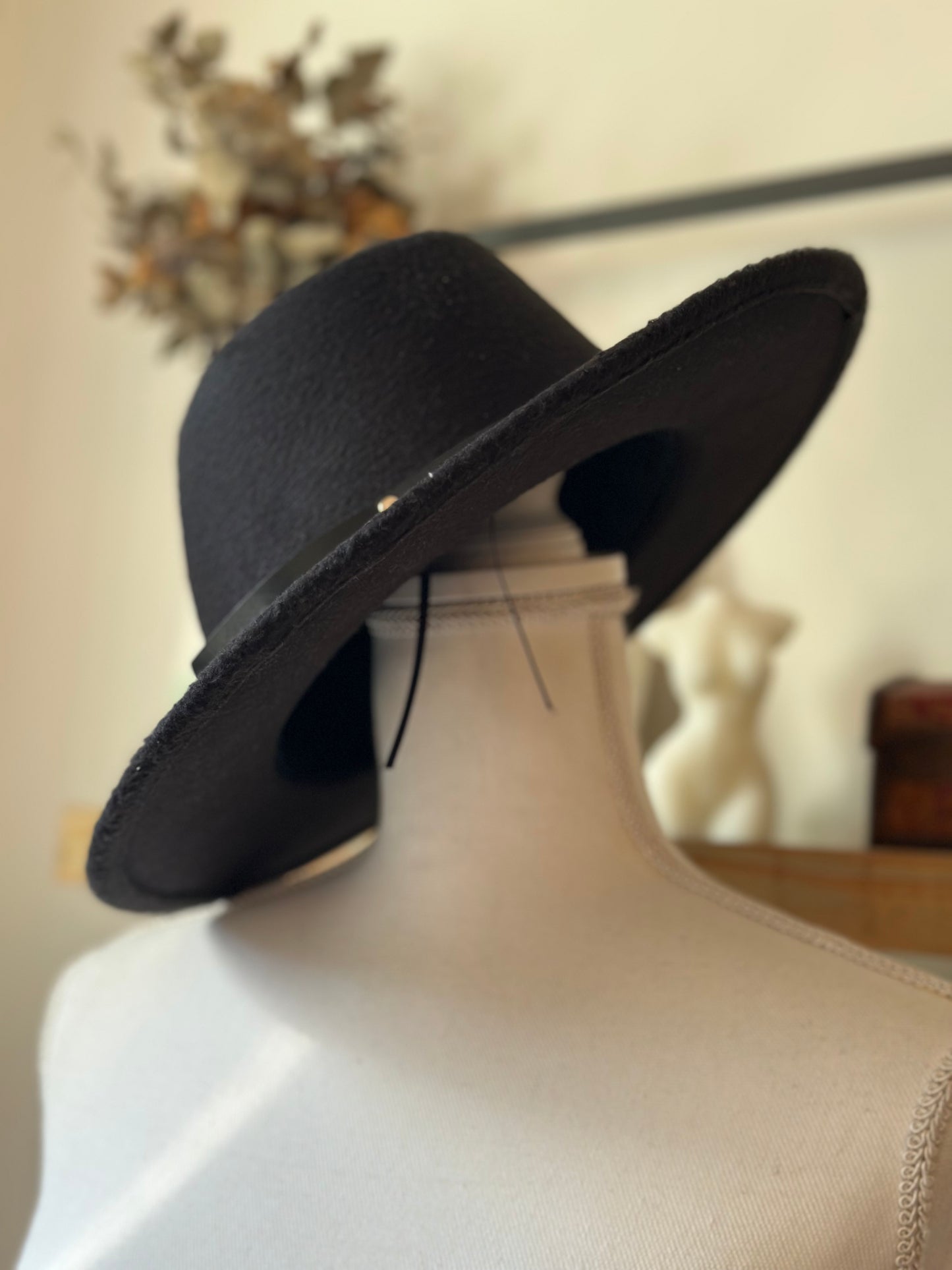 Chapeau en laine noir élégant femme taille 55/58 cm
