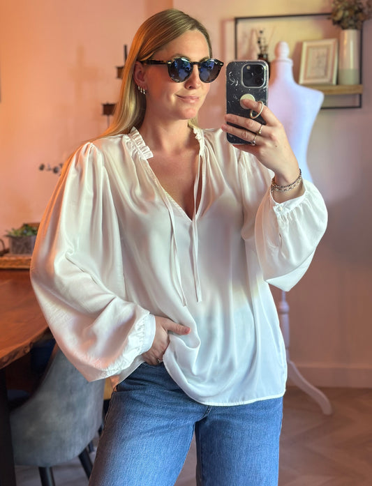 Blouse fluide satinée blanche col froufrou manches longues – T.40/42 oversize