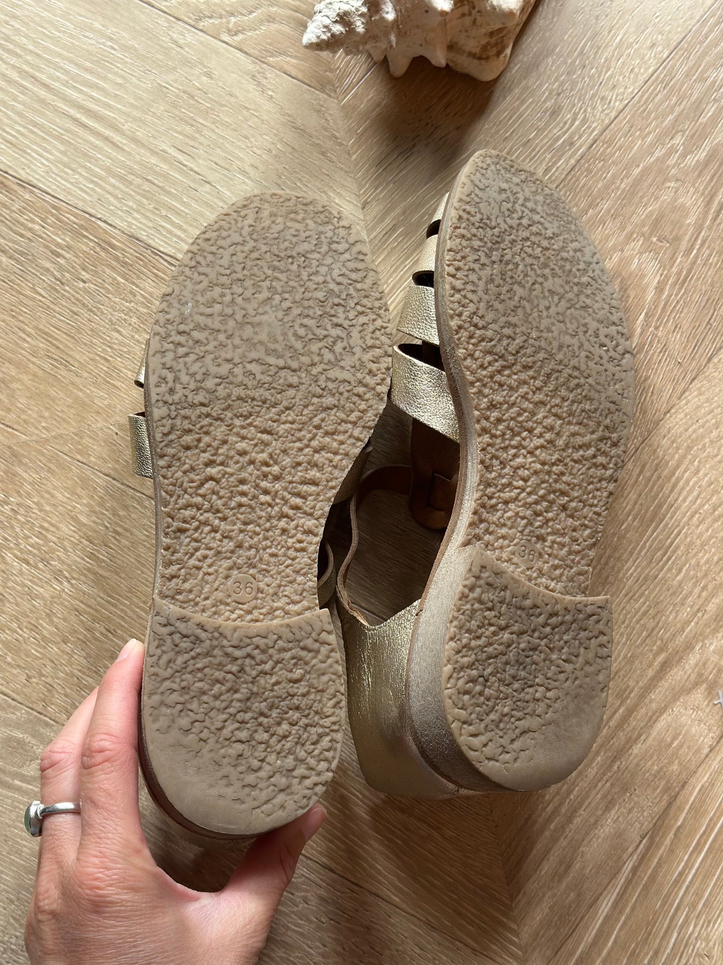 Sandales dorées en cuir T.36