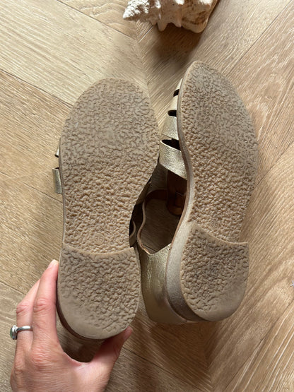 Sandales dorées en cuir T.36