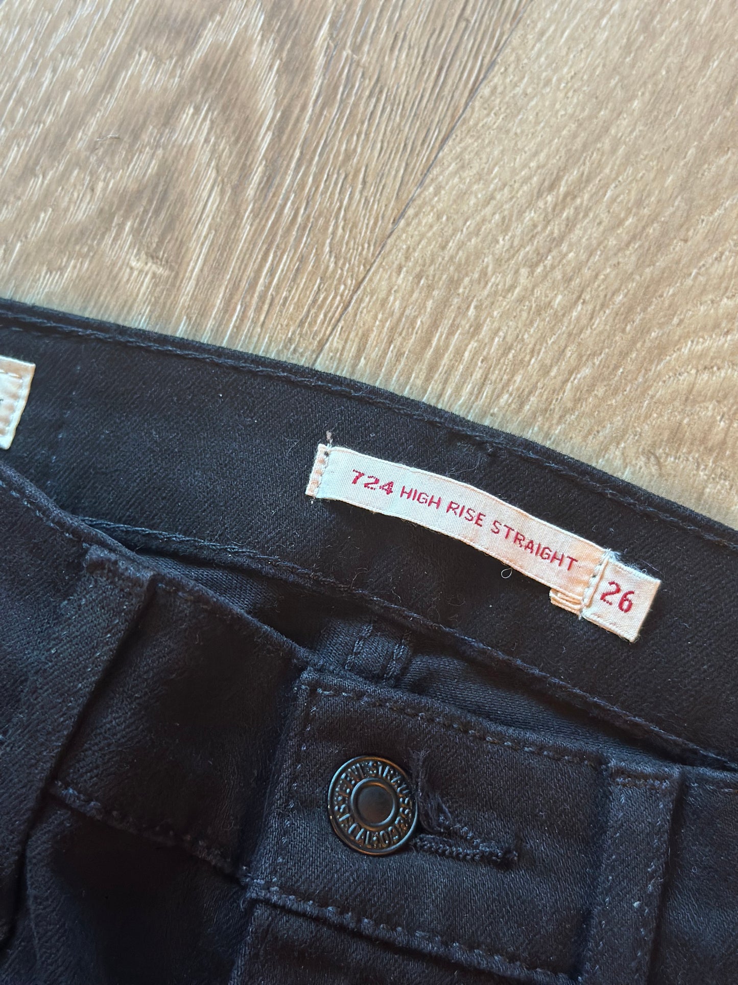 Jean noir coupe droite Levi’ s Premium 724 High Rise Straight T.34