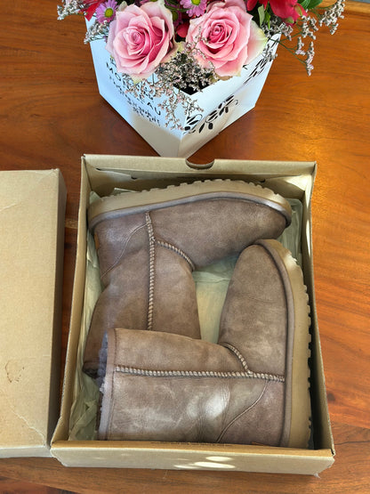 Bottines fourrées en suède UGG Classic Short II – Couleur Syrah Grey P.36