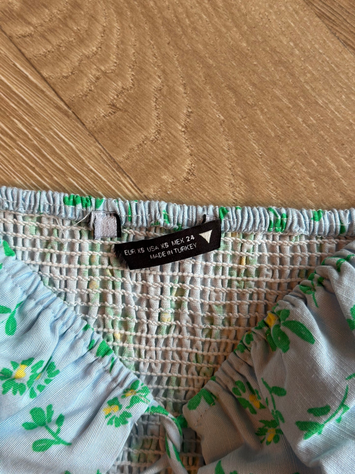 Top crop fleuri vert manches bouffantes T.34