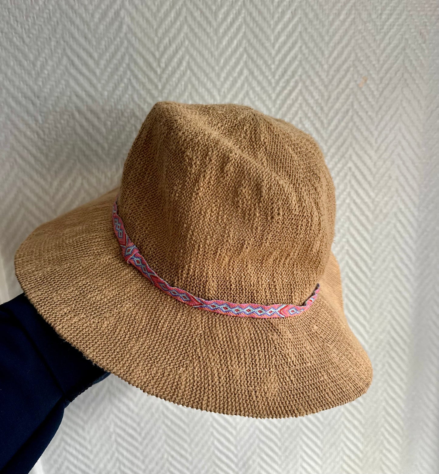 Chapeau de paille avec bande tissée rose T.U